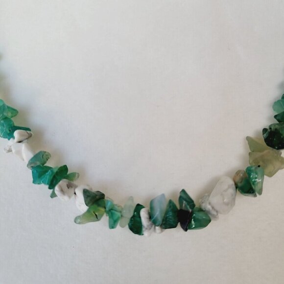 Artisan Green Chalcedony Quartz & Howlite Chip Beaded Necklace 20" Single Strand - Picture 2 of 7